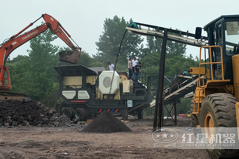 柴油動力移動碎煤機作業現場