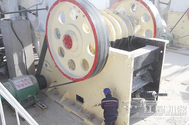 石墨塊鄂式破碎機750X250現場