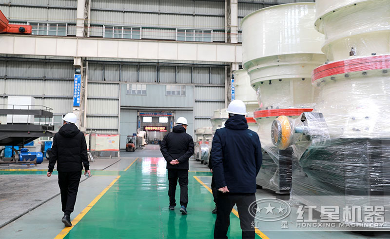 客戶到廠考察巖石破碎機