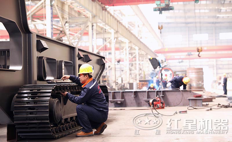 紅星履帶移動反擊式破碎機車間